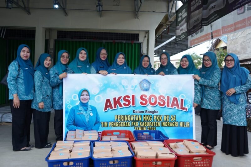 Ketua TP-PKK Inhil Katerina Susanti Herman Bersama Anggota Berbagi Takjil di Hari ke-2 Ramadhan, Peringati HKG PKK ke-54