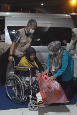 Bupati Herman Sambut Kepulangan 307 Jamaah Haji Inhil di Embarkasi Batam